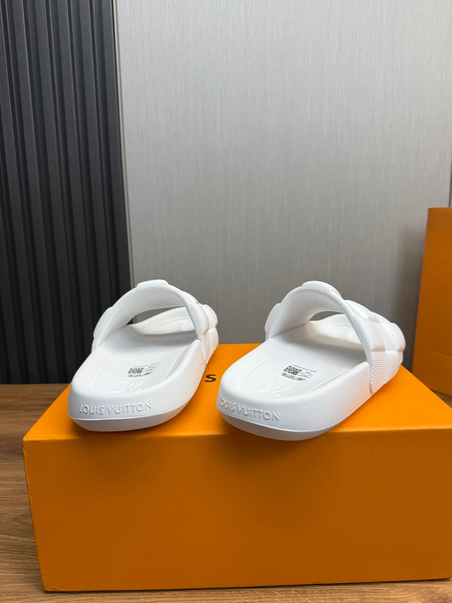 Men's shoes 💰260💰 ▪️LV's popular Little Red Book popular slippers hot sale: 1 shipment✅ Super textured and comfortable slippers, original TPU outsole. Authentic counter box drawer box packaging 🎁Size 38-45